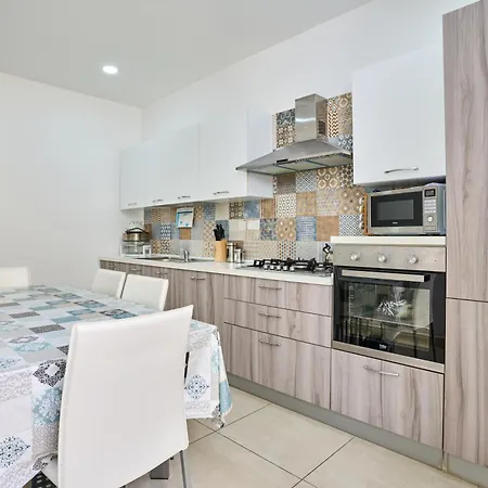 Seafront Townhouse In Birżebbuġa